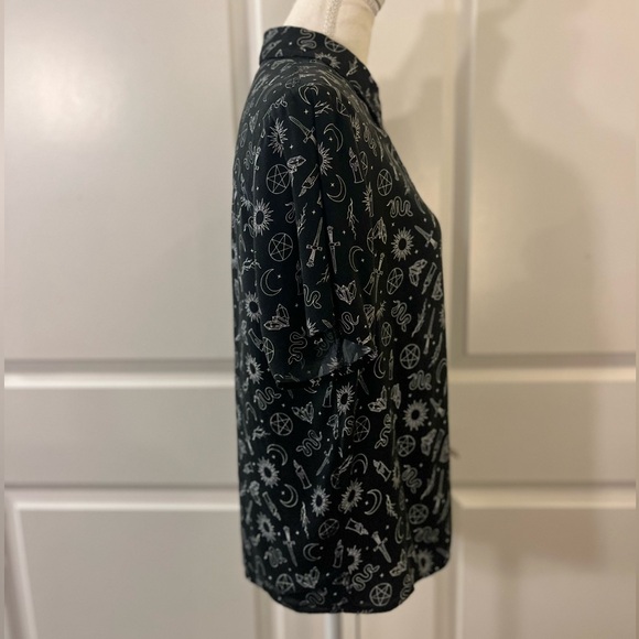 Hot Topic The Craft Witchy Symbols Black Boxy Crop Button Up Shirt Occult Large - Picture 6 of 16